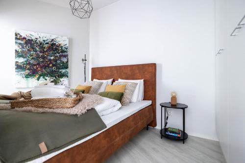Postel nebo postele na pokoji v ubytování Arctic Golden Sun City Suite