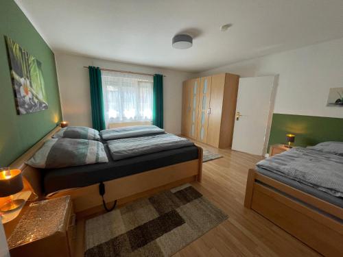 2 camas en un dormitorio con paredes verdes en FeWo Zum Laacher See en Mendig