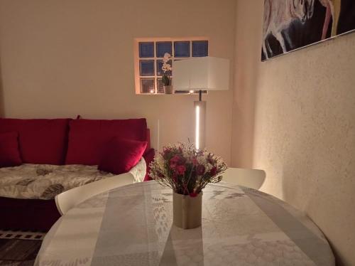 un salon avec une table en verre et un canapé dans l'établissement Les Acacias - Maison Orly, à Orly