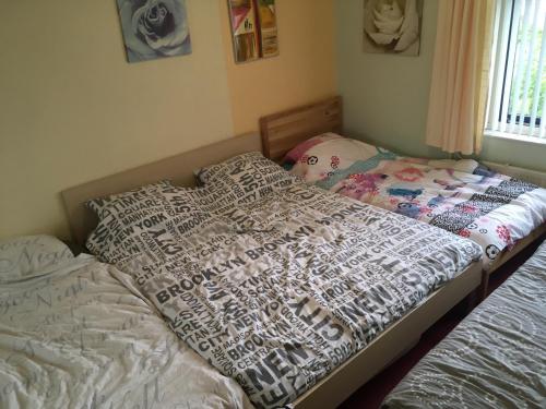 Een bed of bedden in een kamer bij Wim's Place Schiphol Amsterdam Airport