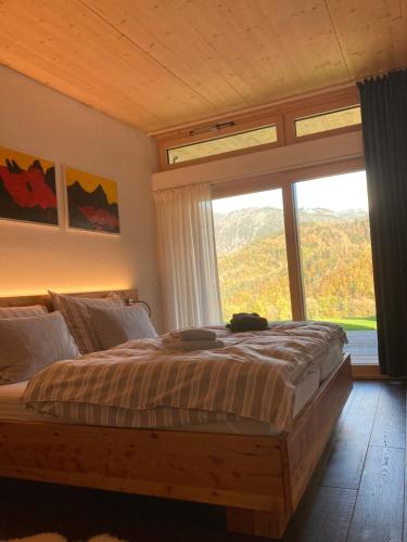 una camera da letto con un grande letto con una grande finestra di Haus am Salz a Bad Ischl