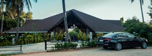 a black car parked in front of a house at Commune18 Resort Chikmagalur in Chikmagalūr