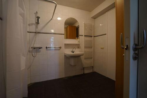 La salle de bains est pourvue d'un lavabo, d'une douche et de toilettes. dans l'établissement Bosrijk Toevluchtsoord, à Harskamp