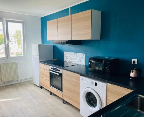 a kitchen with a washer and a washing machine at Happy Day-Appartement entier de 60 m2 in Douai