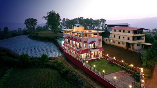Vue aérienne d'une maison sur l'eau dans l'établissement Coral Villa, à Panchgani