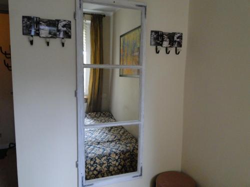 een spiegel in de hoek van een kamer bij Apartament w centrum Starego Miasta 1 in Olsztyn