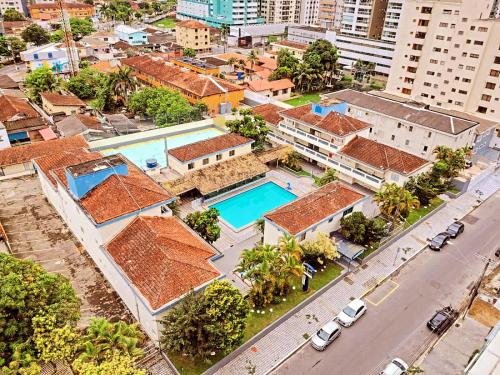 eine Luftansicht auf eine Stadt mit Häusern und einem Pool in der Unterkunft Quintal do forte in Praia Grande