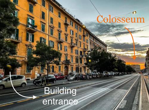 ローマにあるColosseum House - Private Rooftop, Jacuzzi Hot Tub & Viewの車が停まった街道