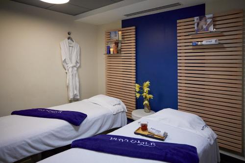 Ένα ή περισσότερα κρεβάτια σε δωμάτιο στο Royal Antibes - Luxury Hotel, Résidence, Beach & Spa