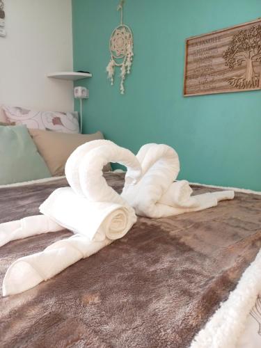 a towel animal on the floor of a bedroom at charmante studette a quiberon plage in Quiberon