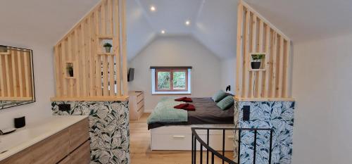 Habitación pequeña con cama en una casa en Bulle en Ville Maisonnette de charme en Spa