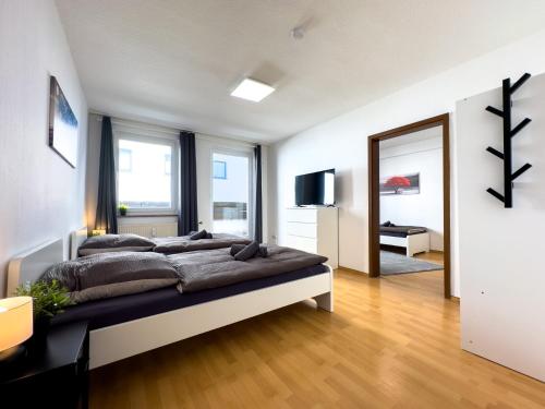 een slaapkamer met een groot bed en een spiegel bij 4 pers apartment, WLAN, single beds, city center in Mülheim an der Ruhr