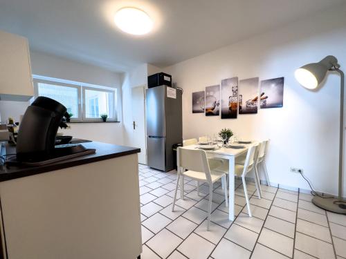 een keuken met een tafel en een koelkast bij 4 pers apartment, WLAN, single beds, city center in Mülheim an der Ruhr