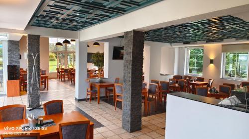 restauracja ze stołami i krzesłami oraz bar w obiekcie Penzion YORK w mieście Liberec