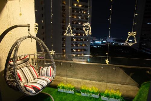 een rotan stoel op een balkon 's nachts bij Kisetsu no ie, KLCC Kuala Lumpur in Kuala Lumpur