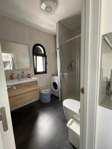 een badkamer met een wastafel, een toilet en een douche bij Miami Beach Puerto Rico in Mogán