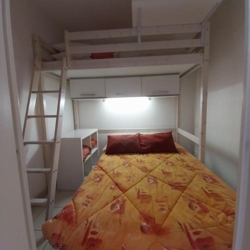 - une petite chambre avec un lit et une échelle dans l'établissement Appartement T2 climatisé, 4 couchages, Les Balcons de la Méditerranée, à Narbonne-Plage