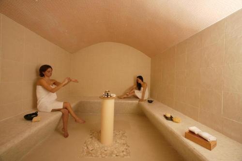 twee vrouwen in een bad in een badkamer bij Appartement F2 dans le golf de Saint-Endréol in La Motte