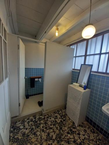 an empty bathroom with a sink and a shower at 1日1組限定 田舎体験 古民家宿 樹々庵 Juju-an in Gero