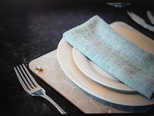 巴拉的住宿－Drainllwyn，餐巾纸和带餐巾纸的叉子