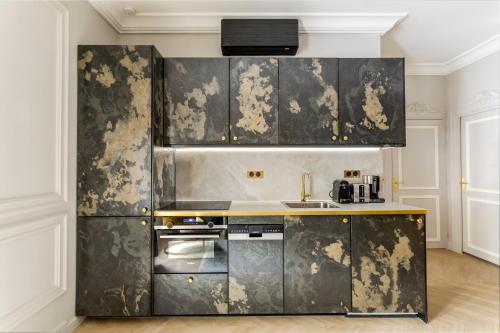uma cozinha com papel de parede preto e branco em Luxury 2 bedroom & 2 bathroom - Marais & Louvre em Paris