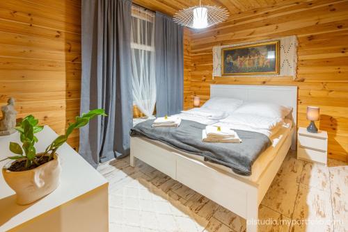 Postel nebo postele na pokoji v ubytování Orzechowy domek