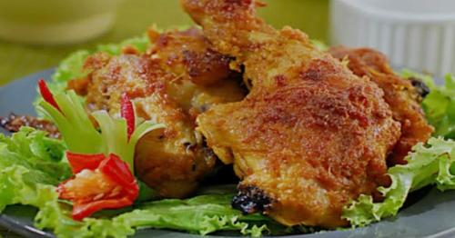 a plate of food with chicken and a salad at Batur cottage in Kubupenlokan