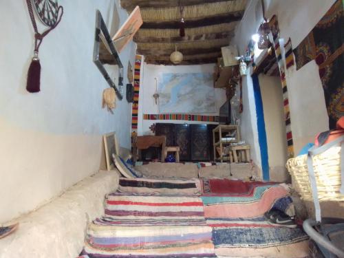 a living room with a rug and a fireplace at Maison d'hôtes tilleli in Tamnougalt