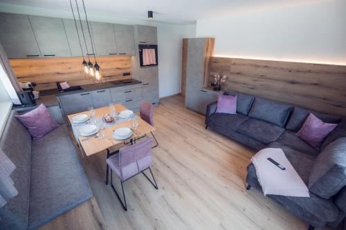 an overhead view of a living room with a table and couch at Apart Eder in Schwendau