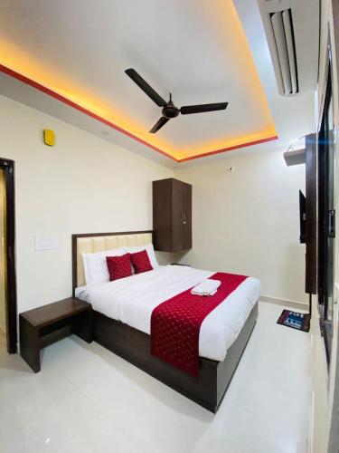 een slaapkamer met een bed en een plafondventilator bij Hotel Grill inn in Lucknow