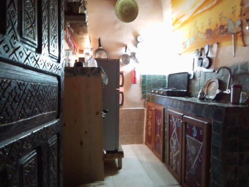 cocina con fregadero y encimera en Maison d'hôtes tilleli en Tamnougalt