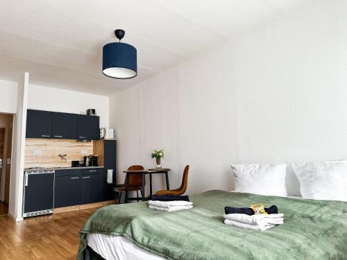 Ένα ή περισσότερα κρεβάτια σε δωμάτιο στο Modernes Apartment Nähe Chemnitz Wifi Netflix