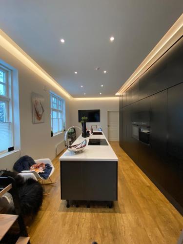 Televisyen dan/atau pusat hiburan di BraMy Apartments The LUX View