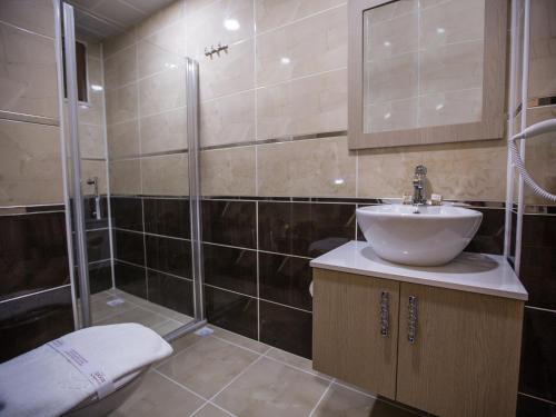 Koupelna v ubytování Payidar Hotel