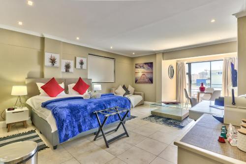 1 dormitorio con 1 cama y sala de estar en Firmont on Main, en Ciudad del Cabo