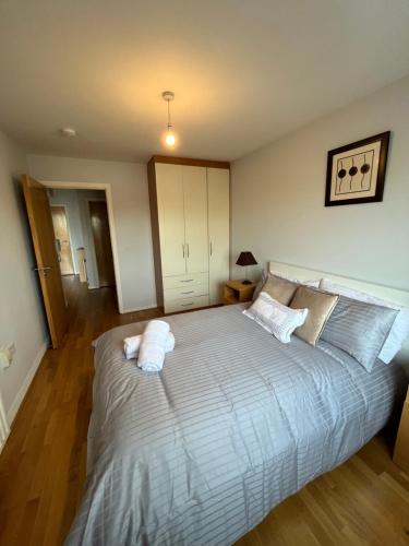 een slaapkamer met een groot bed met kussens erop bij The Clayton Charming One Bedroom Apartment in Dublin