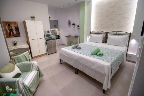 sypialnia z dużym łóżkiem i kuchnią w obiekcie 'The Mint' House Project In Athens w Atenach