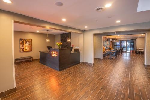 a lobby of a hotel with a reception desk at Distill-Inn in Bardstown