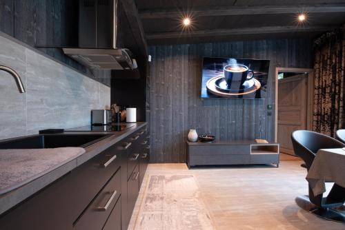 cocina con fregadero y TV en la pared en Dream Corner Nordic en Laulasmaa