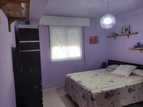 1 dormitorio con cama y ventana en Casa JRM 'Ribeira Sacra', en Monforte de Lemos