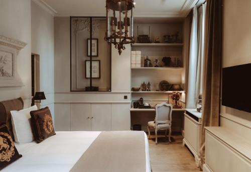 een slaapkamer met een bed, een bureau en een stoel bij Cobergher Hotel in Kortrijk