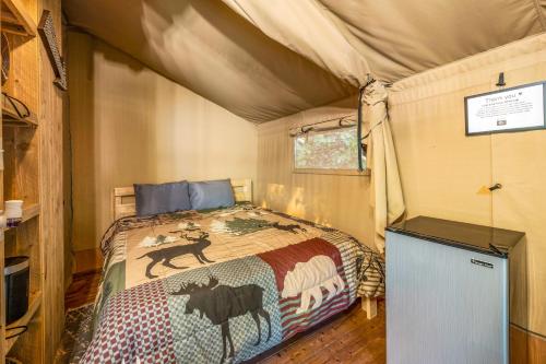 1 dormitorio con 1 cama en una tienda de campaña en Firefly Season Glamping en Sevierville