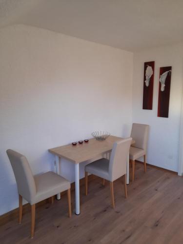 una sala da pranzo con tavolo e 2 sedie di Casa Jaime a Karlsruhe