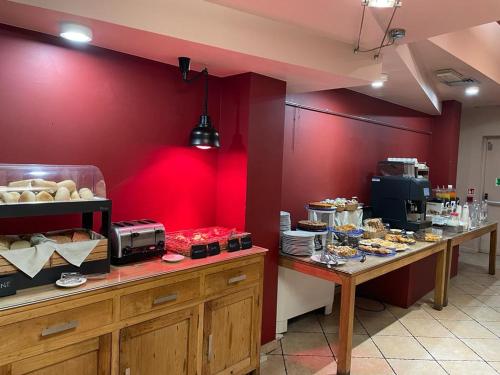 a kitchen with aasteryasteryasteryasteryasteryasteryasteryasteryasteryasteryasteryastery at Art & Hotel Aeroporto in Stezzano