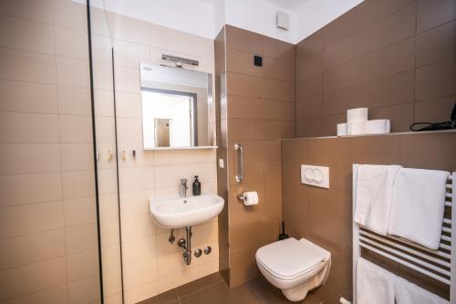 uma casa de banho com um WC e um lavatório em Superb Petrova Street Rooms em Zagreb