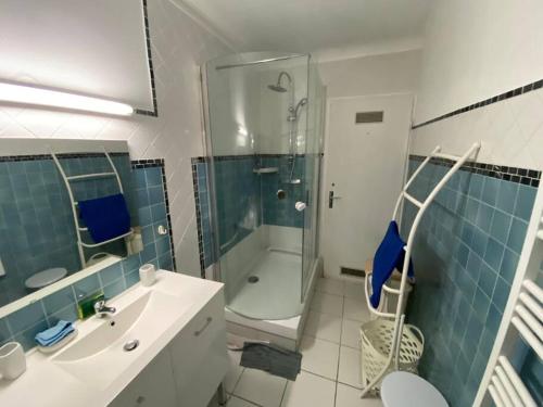une salle de bain avec une douche, des toilettes et un lavabo dans l'établissement Appartement location thermale, à Amélie-les-Bains-Palalda