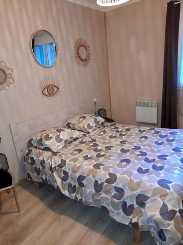 une chambre avec un lit et deux miroirs au mur dans l'établissement Appartement location thermale, à Amélie-les-Bains-Palalda