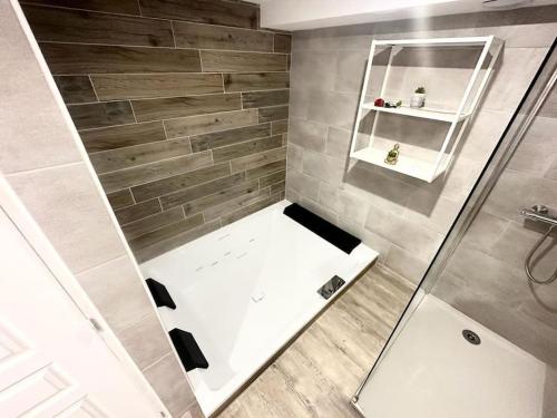 La salle de bains est pourvue d'une douche avec un banc blanc. dans l'établissement L'Evasion - Climatisé - Jardin - Plage - Jacuzzi, à Perpignan