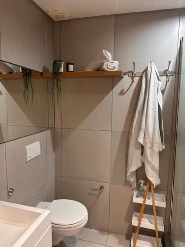 een badkamer met een toilet en een douche bij Wild Olive 65 Farmhouse Style in Windhoek