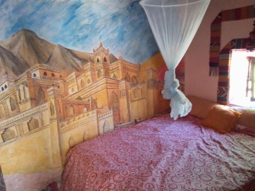 um quarto com um mural de uma montanha em Maison d'hôtes tilleli em Tamnougalt